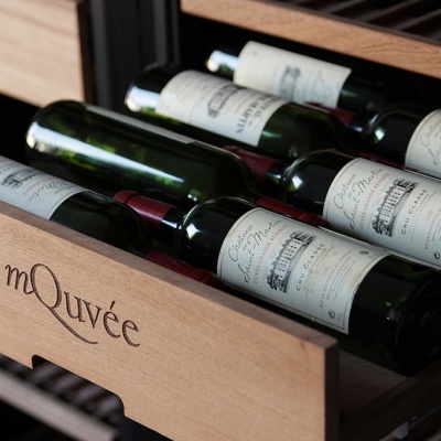 Garrafas de vinho numa gaveta de madeira mOuvée