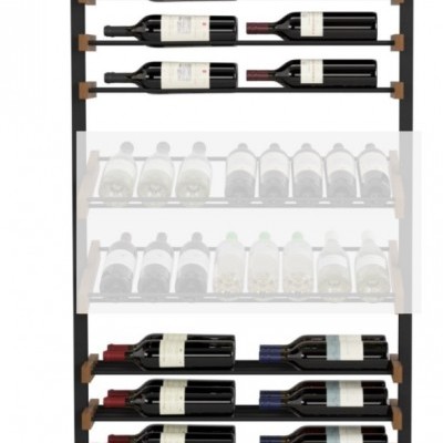 Suporte para vinhos preto com madeira e várias garrafas de vinho organizadas horizontalmente