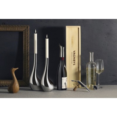 Conjunto de castiçais, garrafas e caixa de madeira para vinho