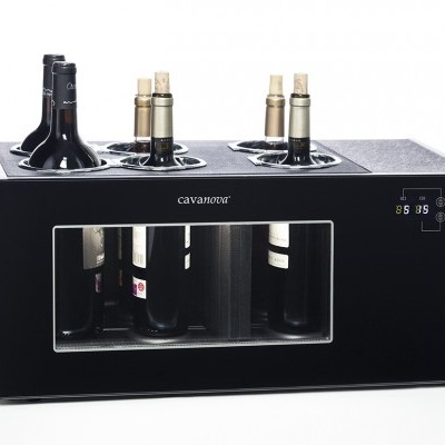 Frigorífico compacto preto para vinho com garrafas dentro e no topo, display digital e botões no lado direito