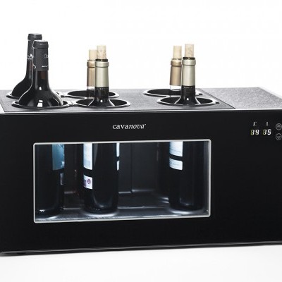 Máquina de conservação de vinho preta com garrafas dentro e em cima