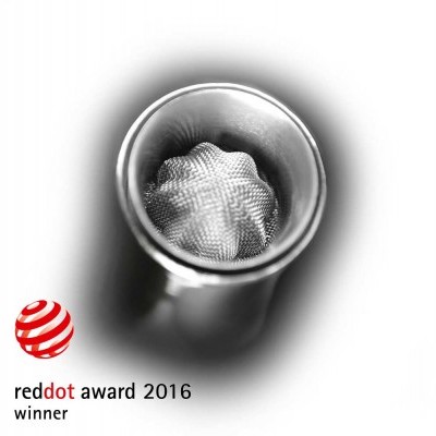 Objeto metálico cilíndrico com rede interna e logotipo Red Dot 2016