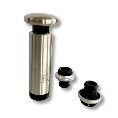 Conjunto para vedação de vinhos com bomba de ar prateada e duas rolhas pretas com anel prateado