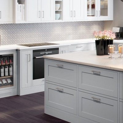 Cozinha moderna com armários cinza e bancada madeira