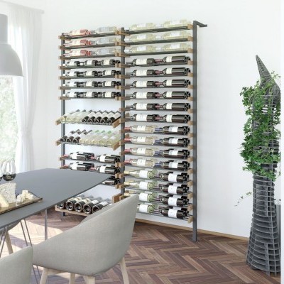 Sala de jantar com mesa, cadeiras, garrafas de vinho e estantes de vinho e plantas