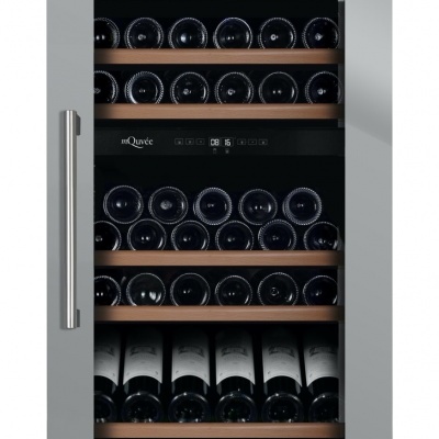 Frigorífico para vinhos com porta em vidro, garrafas de vinho nas prateleiras