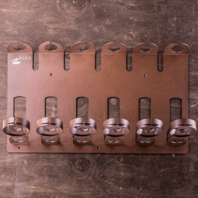 Suporte de parede de metal castanho para seis garrafas de vinho