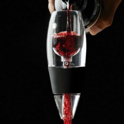 Aerador de vinho transparente com detalhes em preto a verter vinho tinto