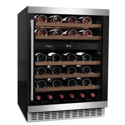 Adega de vinhos mQuvée com porta de vidro e prateleiras em madeira