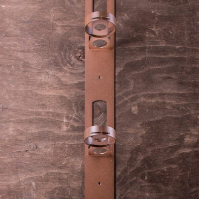 Suporte para botas de esqui em metal ferrugem com molas ajustáveis.