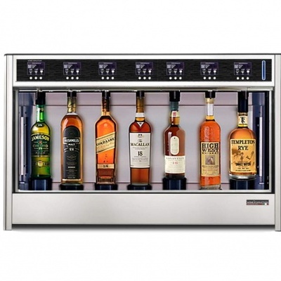 Máquina dispensadora de whisky com sete garrafas em uma estrutura metálica prateada