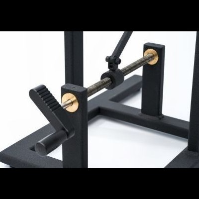 Suporte de metal preto com parafuso de ajuste