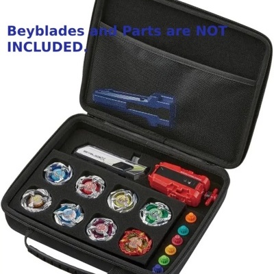 Estojo preto com beyblades coloridos e acessórios no interior.
