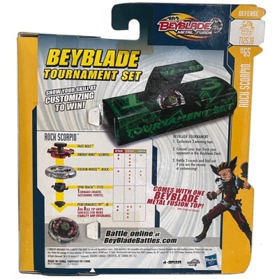 Conjunto Beyblade Tournament Set com suporte verde e personagem Rick Scorpio na embalagem