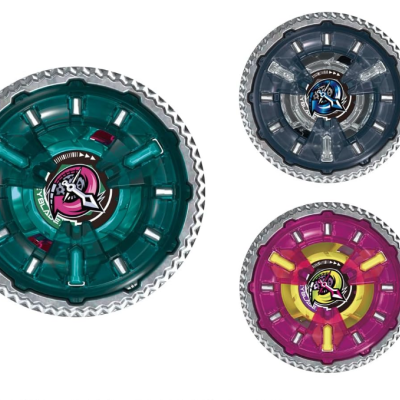 Três piões de brinquedo coloridos com lâminas dentadas ao redor e desenhos no centro.