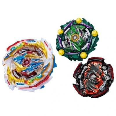 Três piões Beyblade coloridos com detalhes metálicos