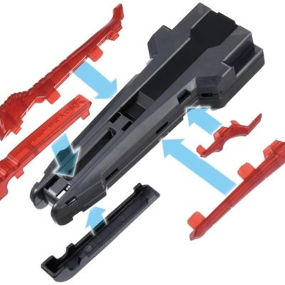 Peças de plástico preto e vermelho desmontadas com setas azuis indicativas.