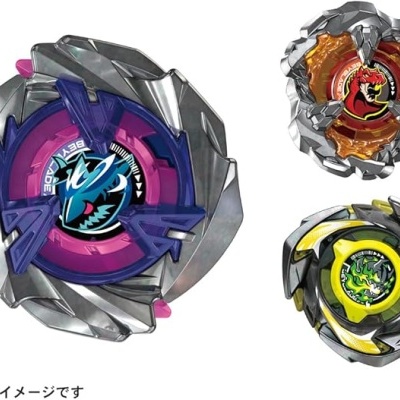 Três peões Beyblade metálicos com detalhes roxos, amarelos e laranjas