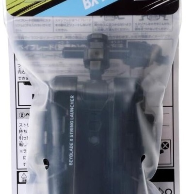 Lançador de corda preto Beyblade em embalagem translúcida com texto em japonês e inglês.