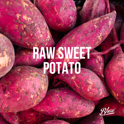 Batatas-doces cruas vermelhas com texto RAW SWEET POTATO