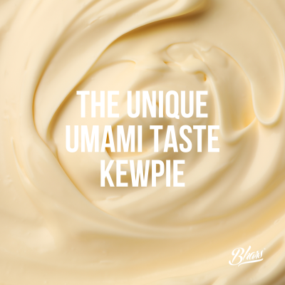 Textura cremosa bege claro com texto branco 'THE UNIQUE UMAMI TASTE KEWPIE'