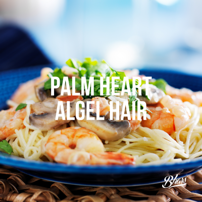 Prato de massa com camarões, cogumelos e ervas frescas num prato azul