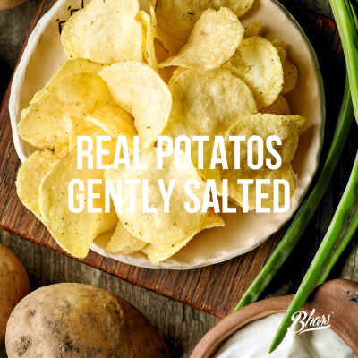 Chips de batata em travessa branca com texto REAL POTATOS GENTLY SALTED e ingredientes frescos ao redor