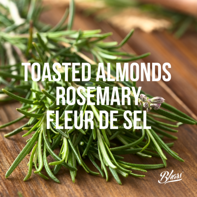 Ramo de alecrim com texto em branco sobre superfície de madeira