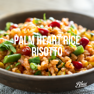 Tigela de risoto de arroz com vegetais e texto PALM HEART RICE RISOTTO