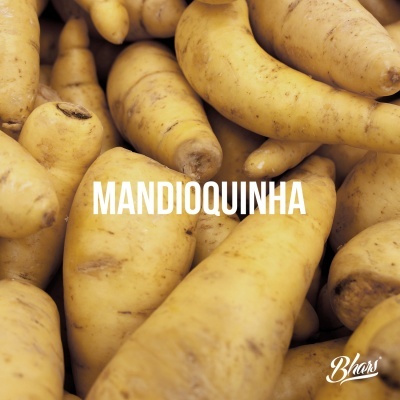 Mandiocas amarelas com o texto MANDIOQUINHA