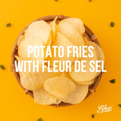 Cesta de batatas fritas finas sobre fundo amarelo com texto POTATO FRIES WITH FLEUR DE SEL