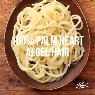 Massa tipo esparguete creme clara em colher de madeira com texto 100% PALM HEART ALGEL HAIR