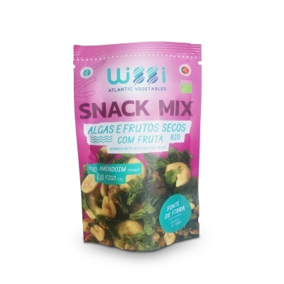 Embalagem rosa de snack mix de algas e frutos secos com fruta da marca WUUI
