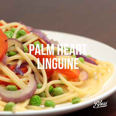 Prato de linguine com ervilhas, pimento e cebola roxa com texto PALM HEART LINGUINE