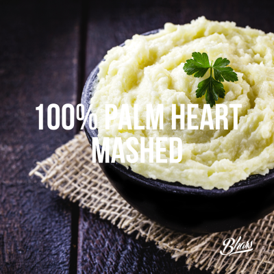 Taça preta com puré de palmito e decoração de salsa sobre tecido de juta