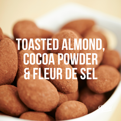 Amêndoas cobertas com cacau em pó num recipiente branco com texto sobreposto