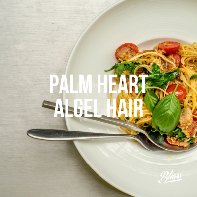 Prato de esparguete com tomate e manjericão em prato branco