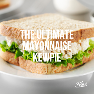 Sandes com pão integral, alface e mistura cremosa, com texto promocional sobreposto