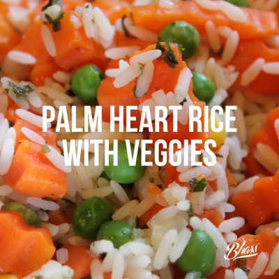 Arroz branco com legumes variados incluindo cenouras em forma de flor e ervilhas verdes.