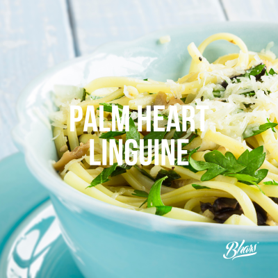 Prato de linguine com corações de palma numa tigela azul