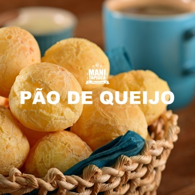 Cestinha com pão de queijo e chávenas ao fundo