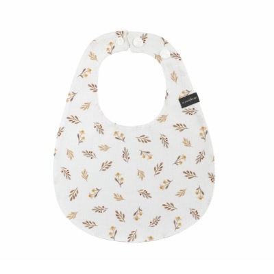 Babete branco com flores amarelas e folhas castanhas