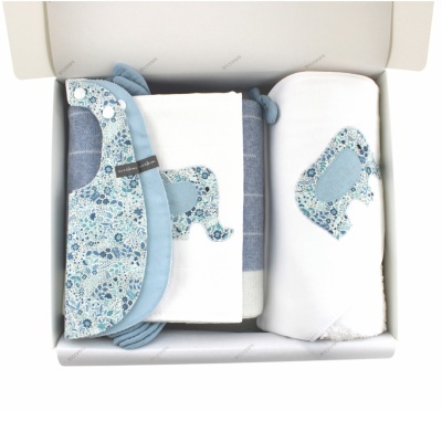 Conjunto de artigos para bebé com babete, toalha e fralda em tons de azul e branco
