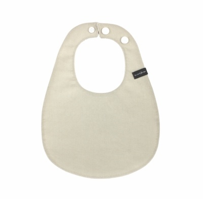 Babete de tecido creme com fecho de pressão e etiqueta preta
