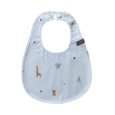Babete branco com estampado de animais e fecho de mola