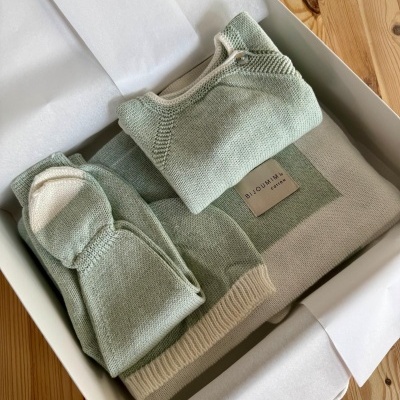Conjunto de roupa de bebé em malha verde e creme na caixa com etiqueta BIJOUMIMI.