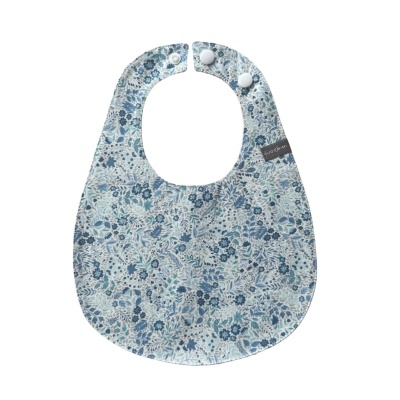 Babete de bebé azul e branco com padrão floral e botão de pressão