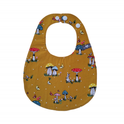 Babete mostarda com padrão de cogumelos e borboletas