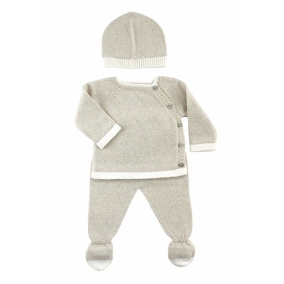 Conjunto de roupa de bebé em malha cinzenta com bordas brancas, incluindo gorro, camisola com botões e calças com pé.