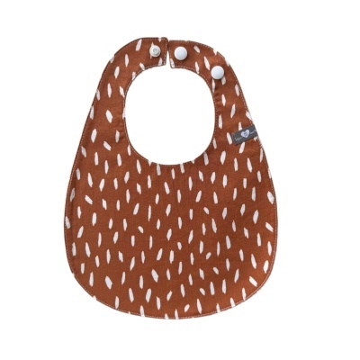 Babete castanho com padrão branco e fecho de mola branco
